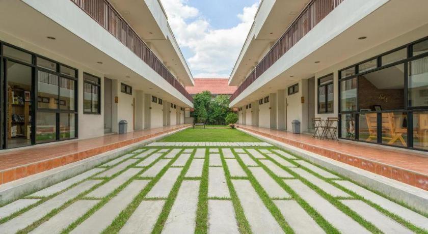 Yellow Moon Hotel Pattaya Exterior foto